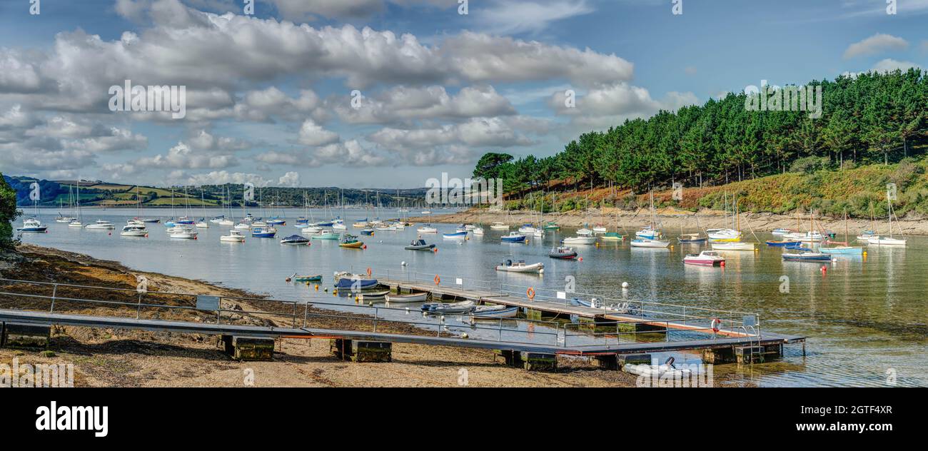 Ein Panoramablick auf den Yachthafen in St Just in Roseland im Sommer direkt an der Küste von St Mawes, Cornwall, England. Ein schöner sonniger Tag zum Segeln. Stockfoto