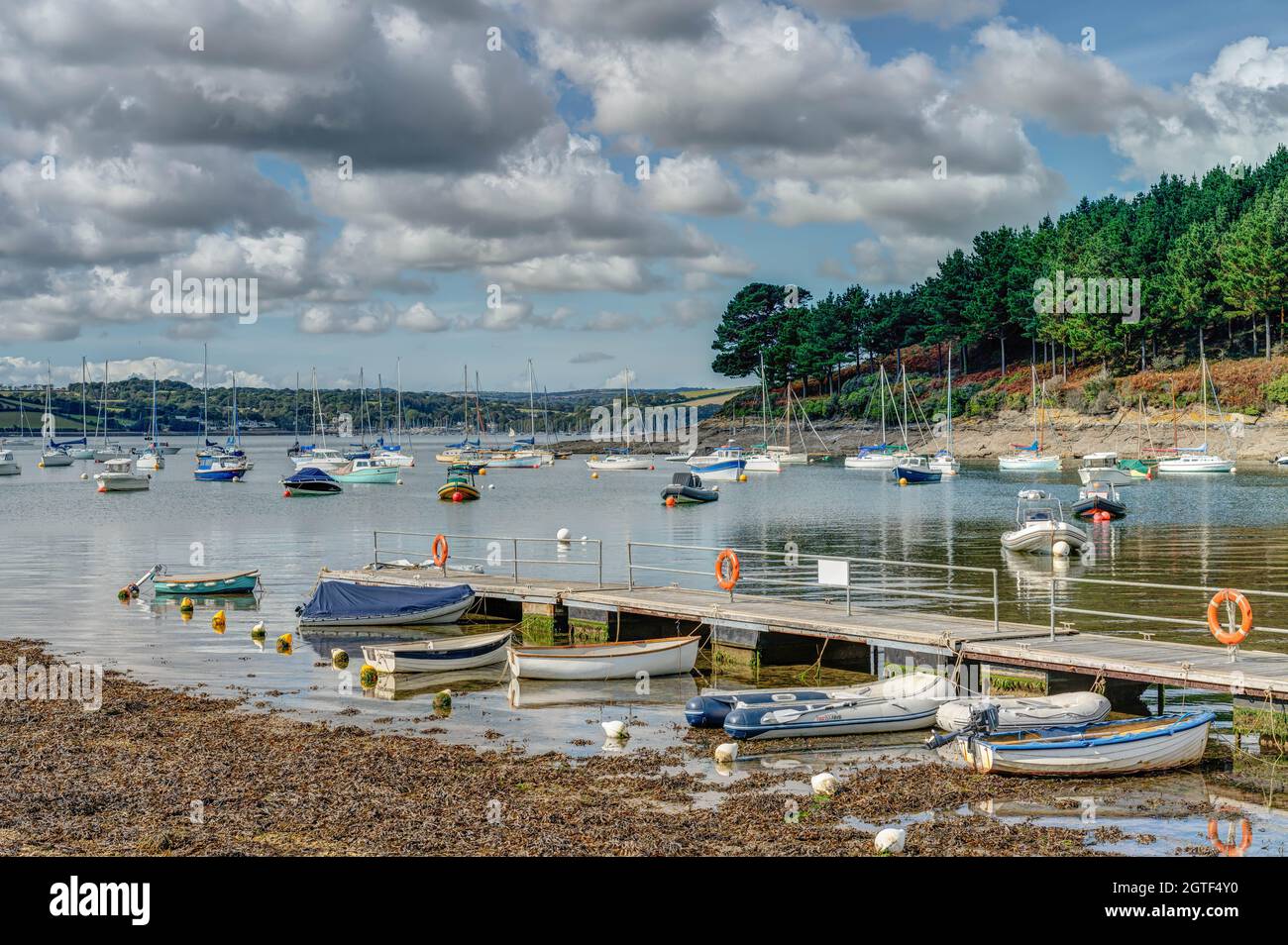 St Just in Roseland, Cornwall, England, ist ein idealer sicherer Hafen für das Anlegestellen von Booten, von kleinen Booten bis zu großen Yachten, die sehr hübsch im Meer sitzen. Stockfoto