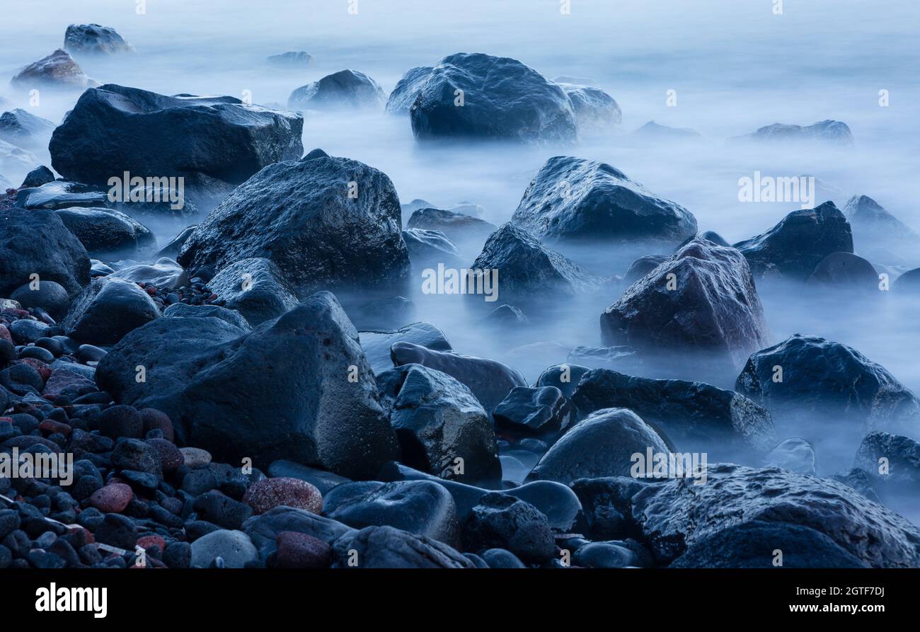 Der Rote Strand in Santorini in der Abenddämmerung Stockfoto