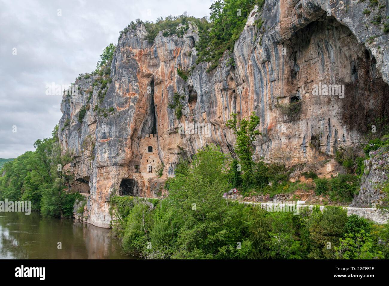 Felsformationen und geschlossene Höhle genannt die englische Burg, in der Nähe von Bouzies, River Lot. Stockfoto