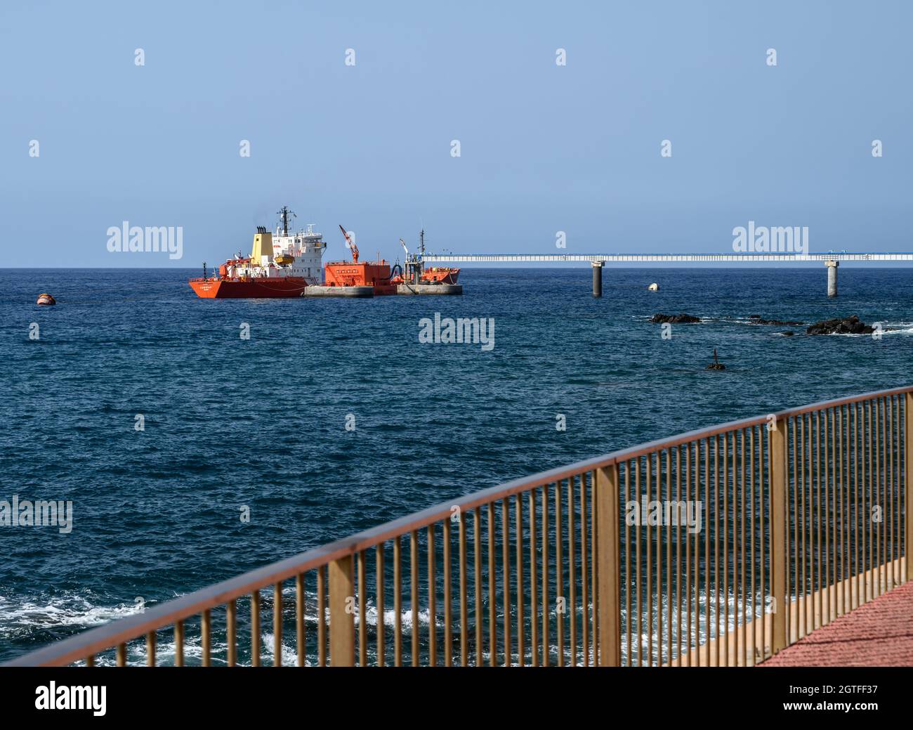 Schiff entlädt Kalksteinpulver in der Zementfabrik auf Madeira Stockfoto