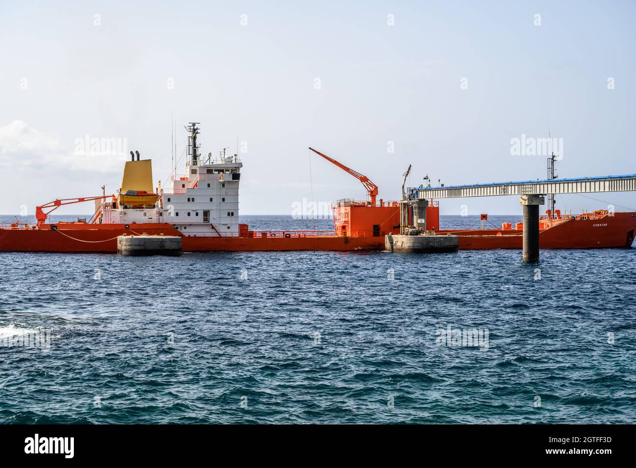 Schiff entlädt Kalksteinpulver in der Zementfabrik auf Madeira Stockfoto