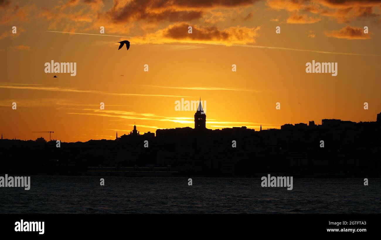 Galata Tower bei Sonnenuntergang. Dieses Foto wurde von der asiatischen Seite Istanbuls aufgenommen. Stockfoto