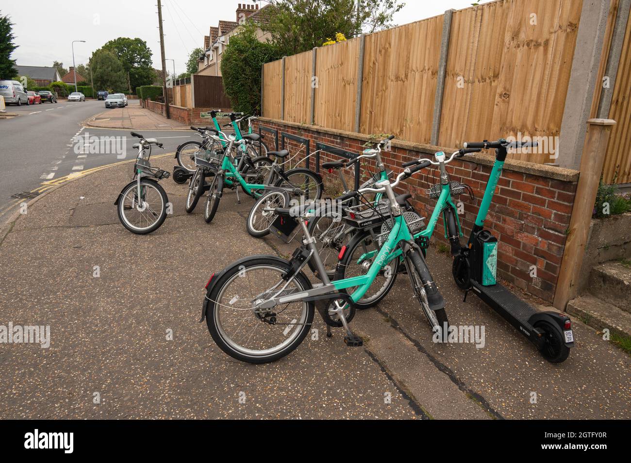 Beryl-Elektrofahrräder und -Roller parkten in einer Bucht in norwich, einige fielen über einen blockierenden Teil des Straßenbelags Stockfoto