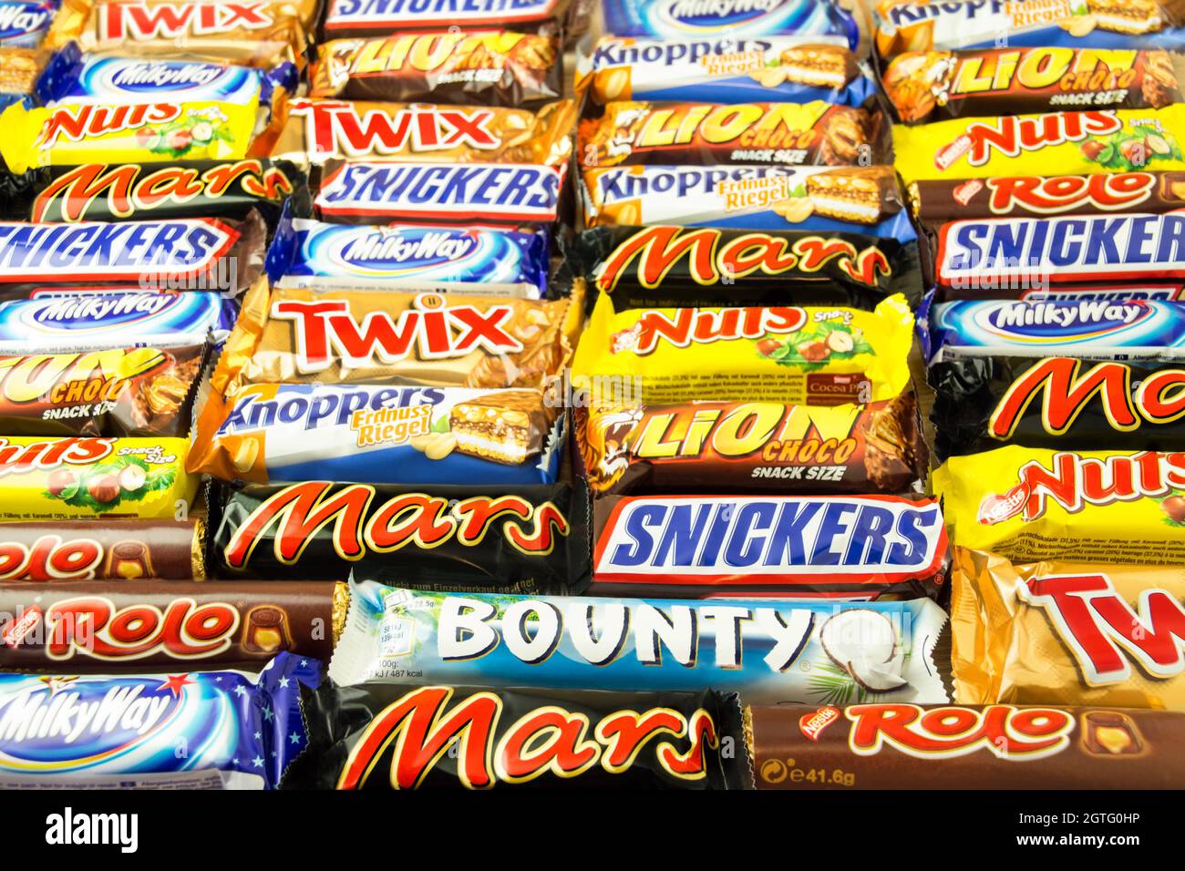 Hamburg, Deutschland - 15. August 2021: Mars Twix Snickers Löwennüssen Knoppers Milchstraße Bounty Rolo Stockfoto