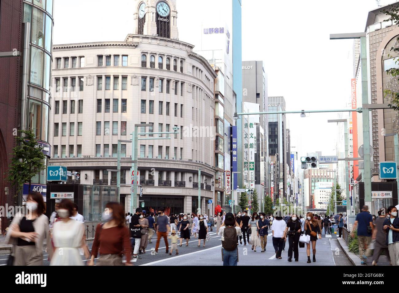 Tokio, Japan. Oktober 2021. Am Samstag, den 2. Oktober 2021, schlendern die Menschen in der autofreien Zone im Ginza-Modeviertel in Tokio. Japan entfernte am 1. Oktober den Ausnahmezustand COVID-19 in allen Gebieten. Quelle: Yoshio Tsunoda/AFLO/Alamy Live News Stockfoto