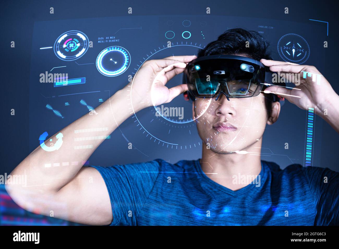 Junger Mann Aus Asien Mit Mixed-Reality-Brille Erlebt Das Hololens-Headset  Mit Fortschrittlicher Technologie Stockfotografie - Alamy