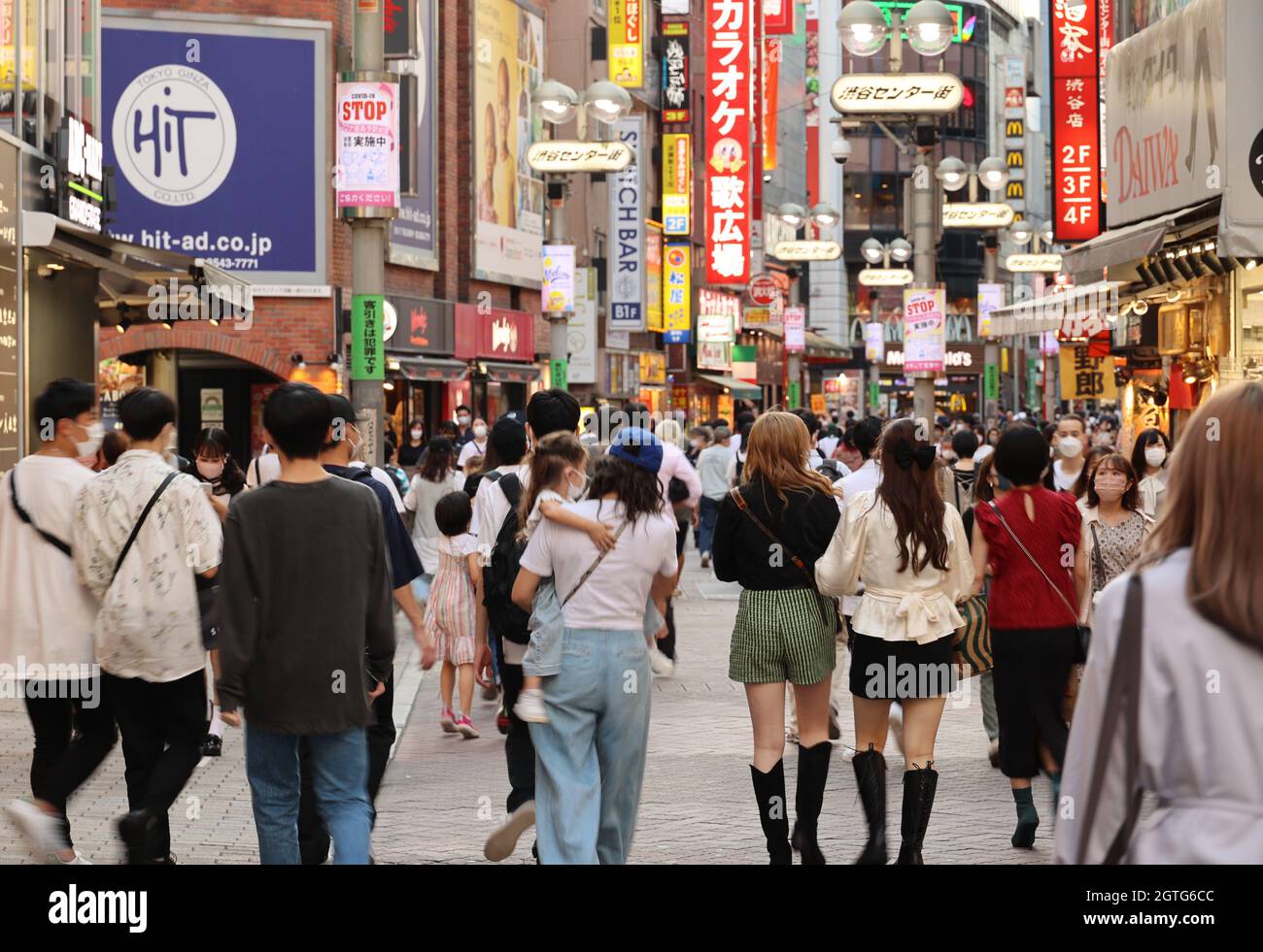 Tokio, Japan. Oktober 2021. Am Samstag, den 2. Oktober 2021, schlendern die Menschen im Shibuya-Modeviertel in Tokio. Japan entfernte am 1. Oktober den Ausnahmezustand COVID-19 in allen Gebieten. Quelle: Yoshio Tsunoda/AFLO/Alamy Live News Stockfoto