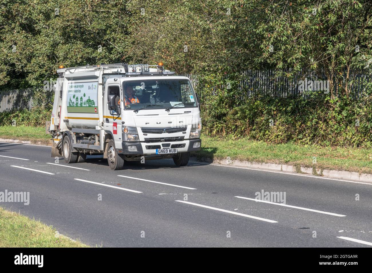 Biffa FUSO Canter Abfallentsorgungsfahrzeug fährt bergauf auf der Landstraße. Für den Mangel an britischen Fahrern, Müllabfuhr während des Transports in Covid, Großbritannien. Stockfoto