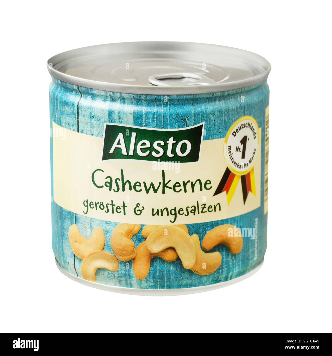 Hamburg, Deutschland - 2. August 2021: Alesto Cashewkerne Cashew Nuts isoliert auf weißem Hintergrund Stockfoto