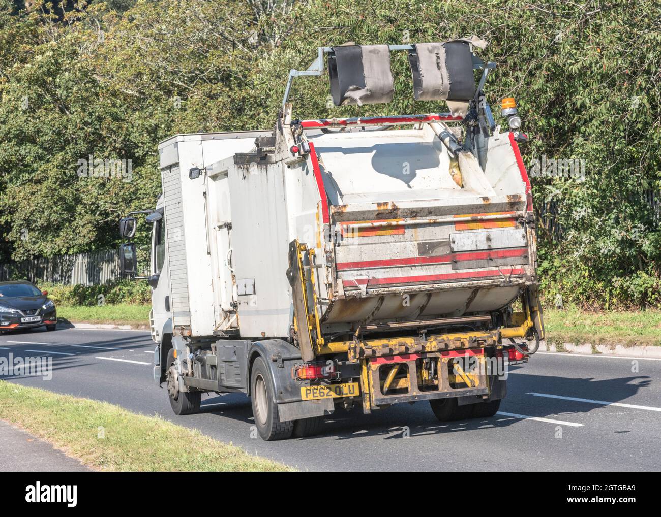 Nicht identifizierter LKW für die Entsorgung von Weißabfällen, der auf Landstraßen bergab fährt. Für den Mangel an britischen Fahrern, Müllabfuhr während des Transports in Covid, Großbritannien Stockfoto