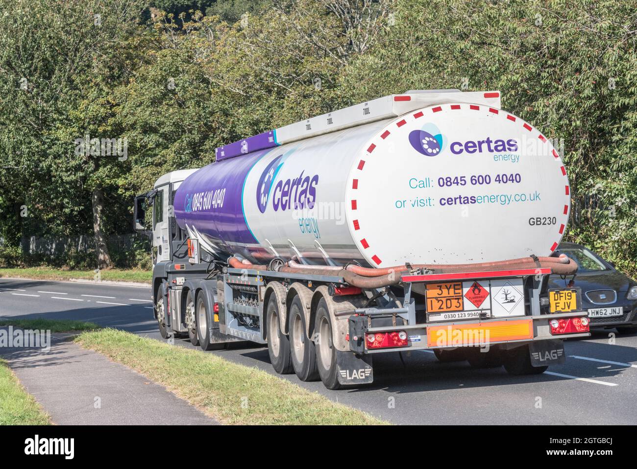 Certas Energy Kraftstoff-/Chemietanker fährt bergab auf Landstraße. Wegen des Mangels an britischen Fahrern, Kraftstofflieferung während der Covid-, Covid-Kraftstoffkrise. Stockfoto