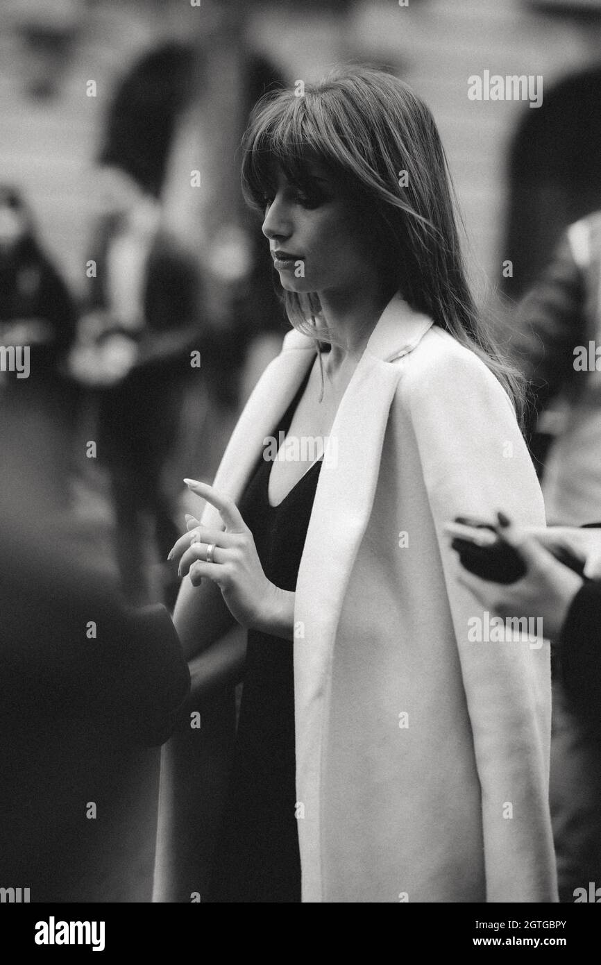 Paris, Frankreich. Oktober 2021. Street Style, Mimi Keene bei der Loewe Spring Summer 2022 Show, die am 1. Oktober 2021 in der Garde Republicaine, Paris, Frankreich, stattfand. Foto von Marie-Paola Bertrand-Hillion/ABACAPRESS.COM Quelle: Abaca Press/Alamy Live News Stockfoto