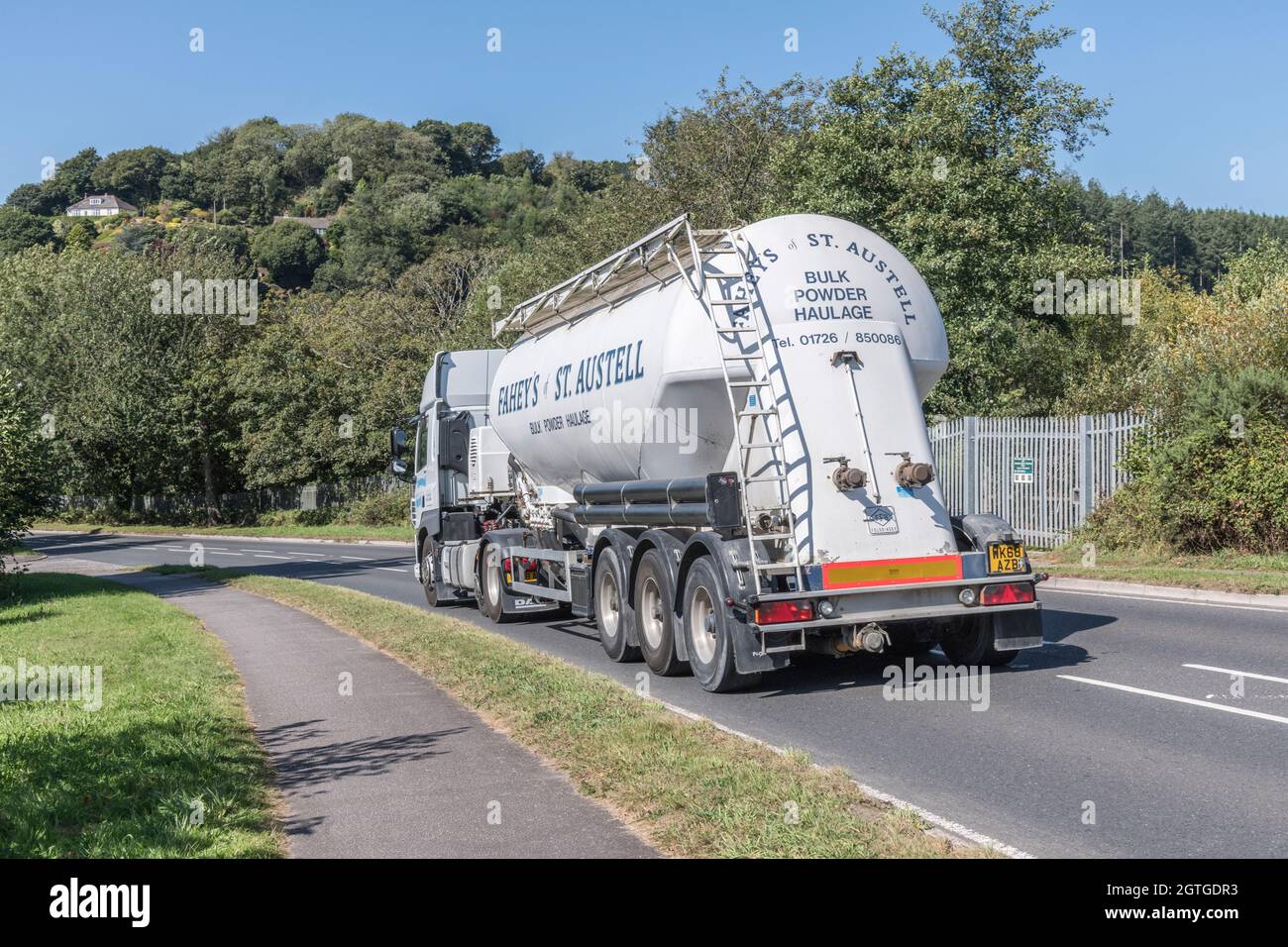 Faheys Pulvertransporterwagen fährt bergab auf der Landstraße. Für UK Fahrer Mangel, Warenlieferung während Covid, UK Transport Stockfoto