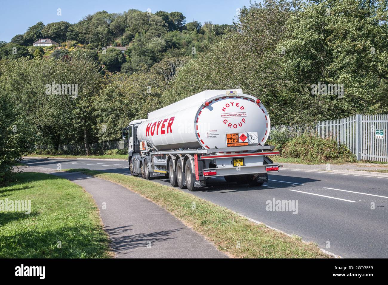 Hoyer Group Kraftstoff-/Chemie-Lieferwagen fährt bergab auf Landstraße. Wegen des Mangels an britischen Fahrern, Kraftstofflieferung während der Covid-, Covid-Kraftstoffkrise. Stockfoto