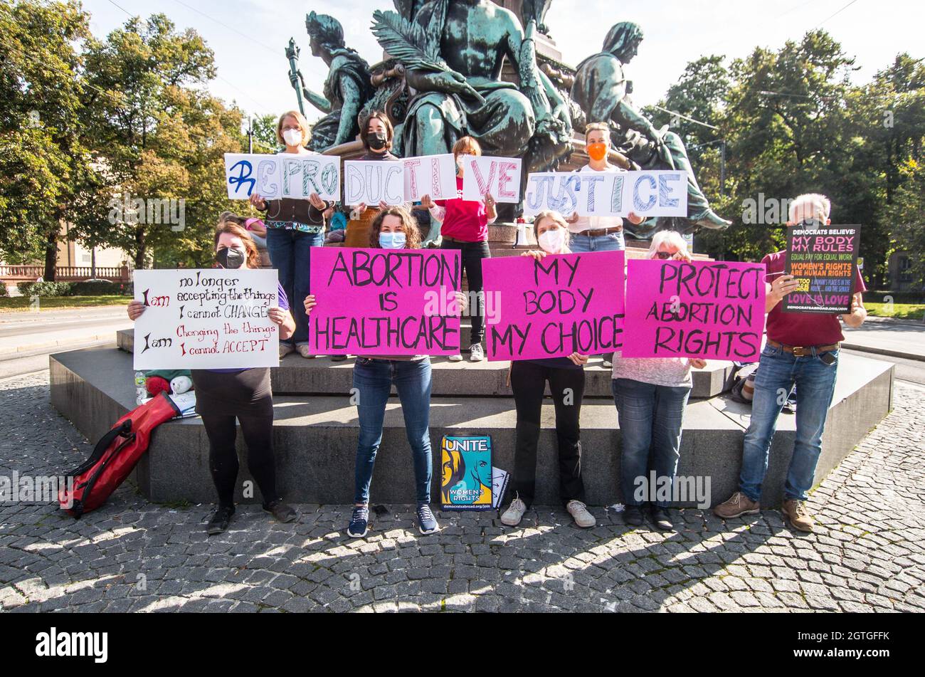 München, Bayern, Deutschland. Oktober 2021. An den Kundgebungen in den Vereinigten Staaten und der Welt schlossen sich die Demokraten im Ausland, die Münchner Fraktion und andere Unterstützer an, organisierten eine Kundgebung für Abtreibungsrechte vor dem US-Konsulat München mit einem marsch, der am Maxmonument in der Nähe des Bayerischen Landtags endete. Die Proteste kommen vor der Wiederberufung des Obersten Gerichtshofs am Montag und nachdem das Gericht eine angeblich heimliche Entscheidung getroffen hat, Texas nicht nur die Möglichkeit zu geben, Abtreibungen nach sechs Wochen zu untersagen, sondern auch jeden, der bei Abtreibungen hilft, wie Ärzte, medizinisches Personal, Und sogar unwissend Taxi und Uber d Stockfoto