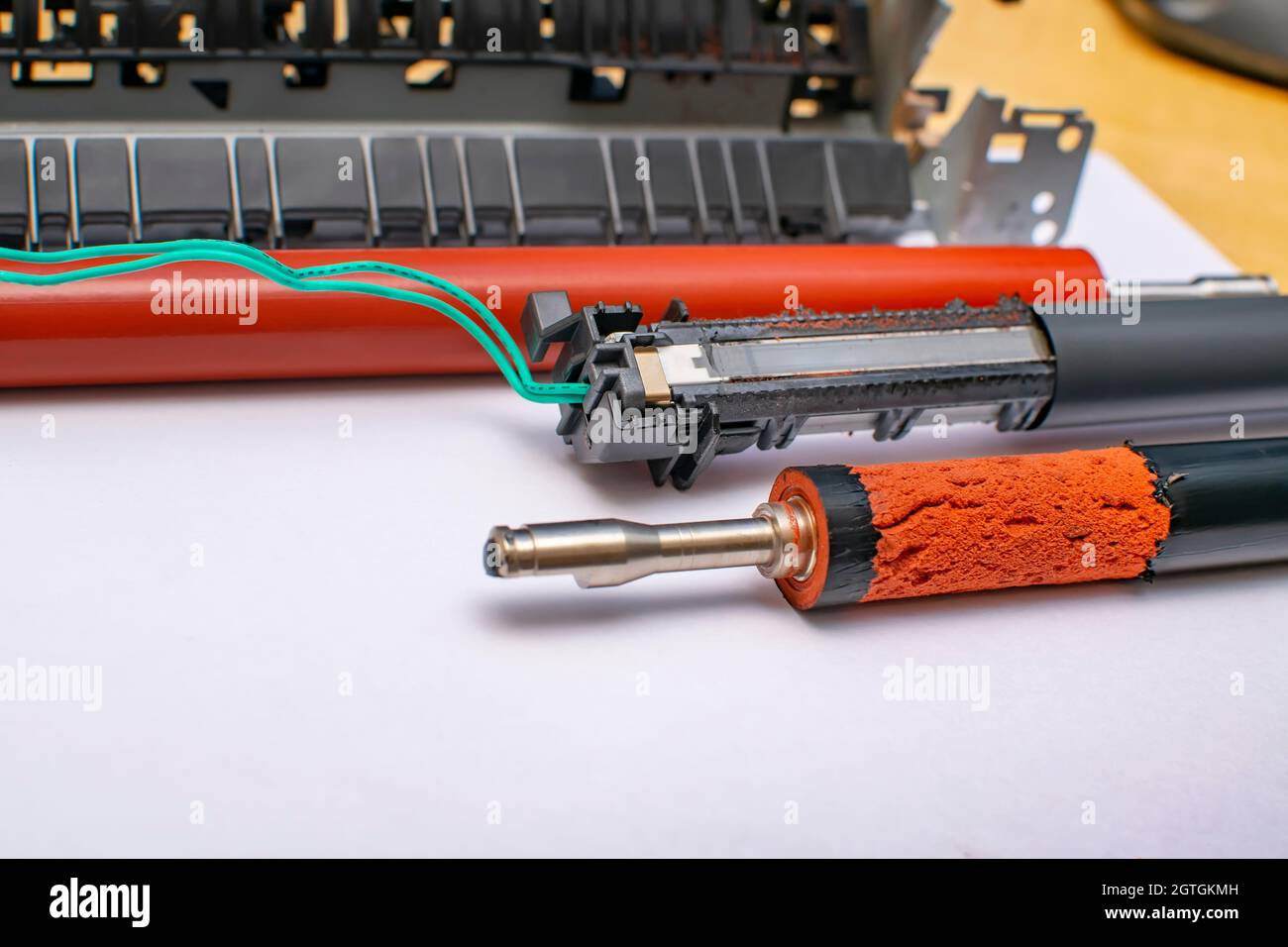Beschädigte Gummiwelle und abgerissene Thermofolie des Druckers Stockfoto