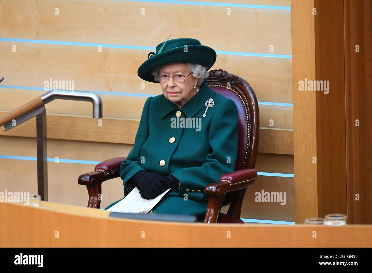 Königin Elizabeth II. Bereitet sich darauf vor, eine Rede in der Debattierkammer des schottischen Parlaments in Edinburgh zum offiziellen Beginn der sechsten Parlamentssitzung zu halten. Bilddatum: Samstag, 2. Oktober 2021. Stockfoto