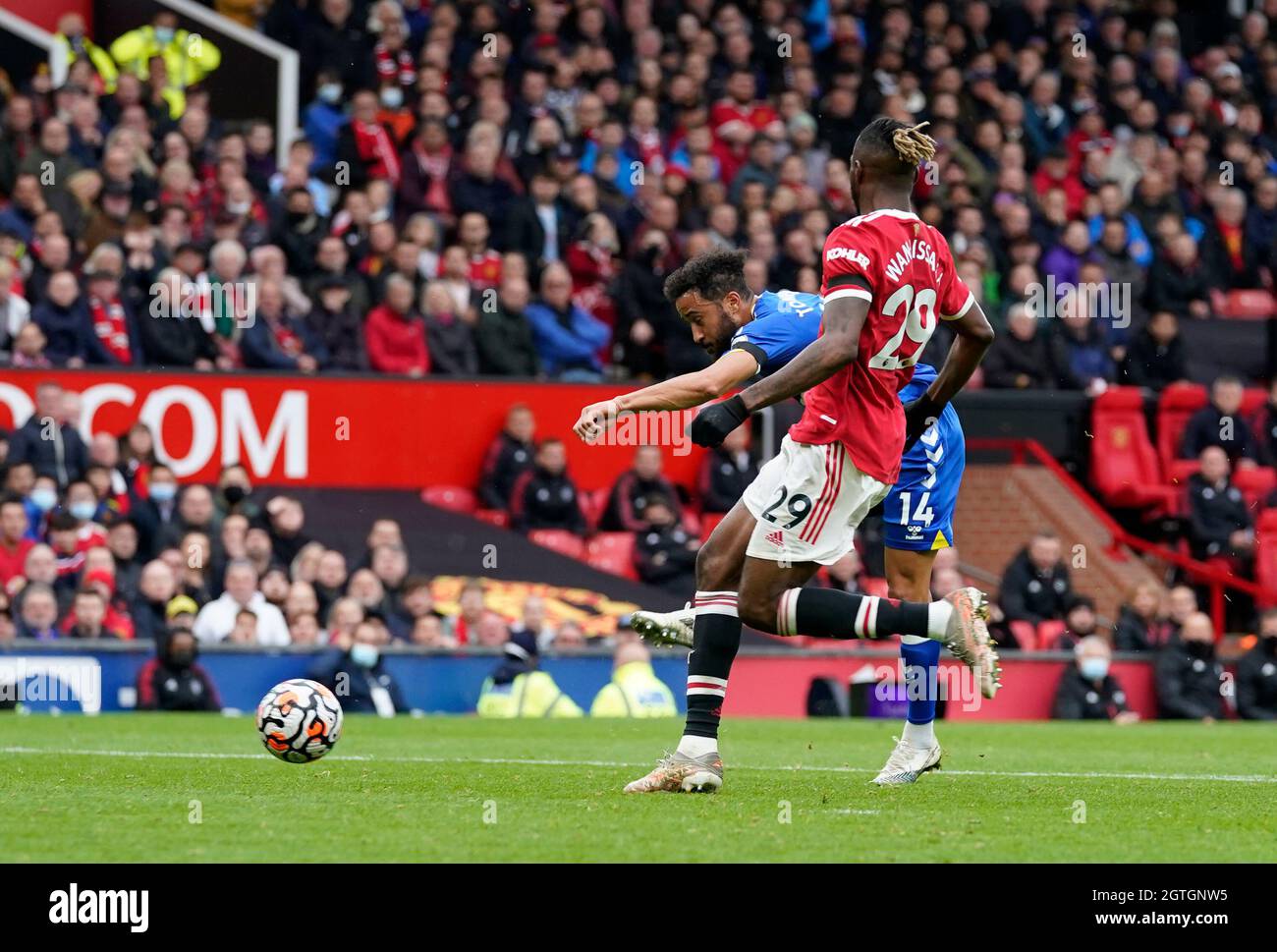 Manchester, Großbritannien. Oktober 2021. Andros Townsend von Everton schießt und schießt das Ausgleichstor während des Premier League-Spiels in Old Trafford, Manchester. Bildnachweis sollte lauten: Andrew Yates / Sportimage Stockfoto