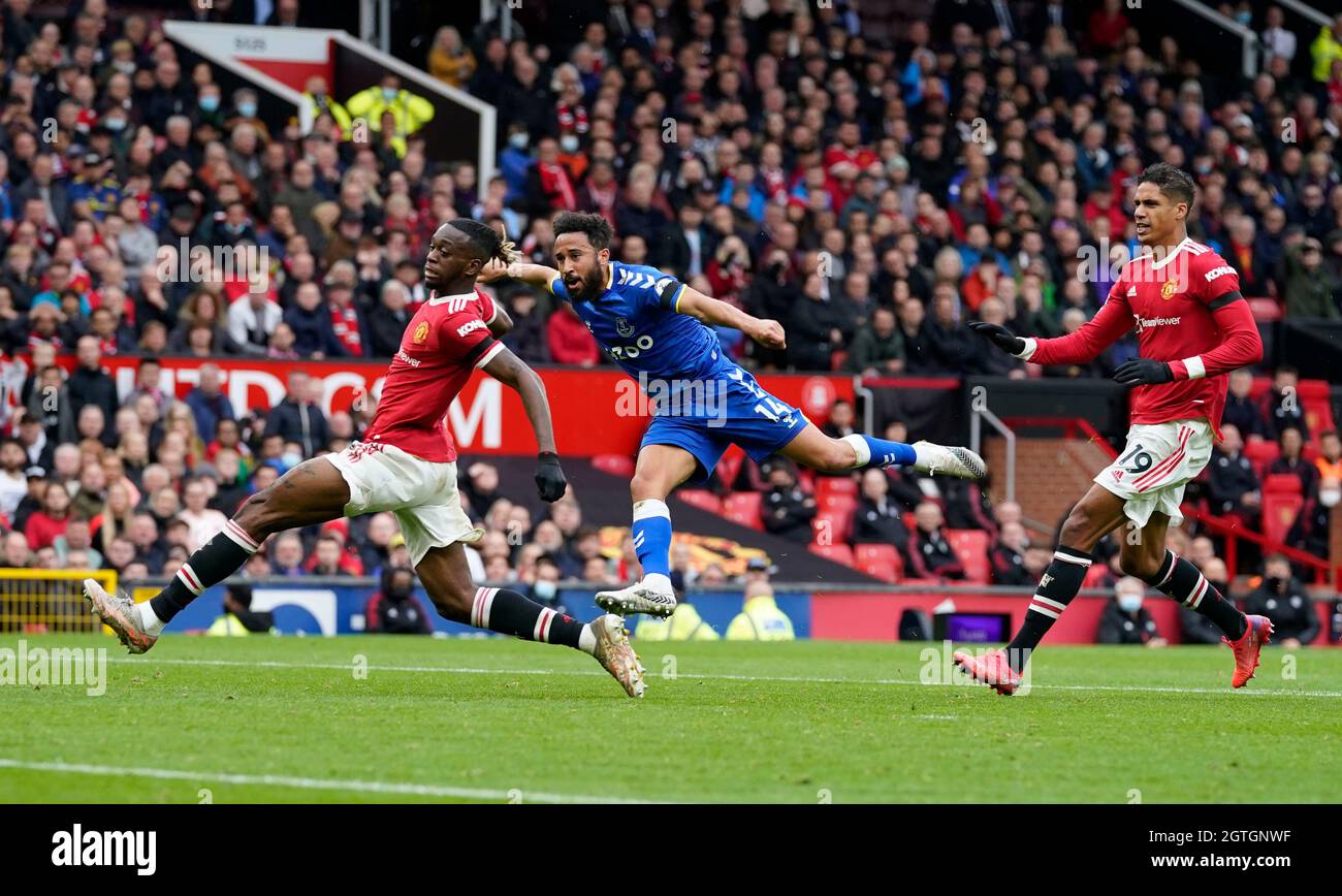 Manchester, Großbritannien. Oktober 2021. Andros Townsend von Everton schießt und schießt das Ausgleichstor während des Premier League-Spiels in Old Trafford, Manchester. Bildnachweis sollte lauten: Andrew Yates / Sportimage Stockfoto