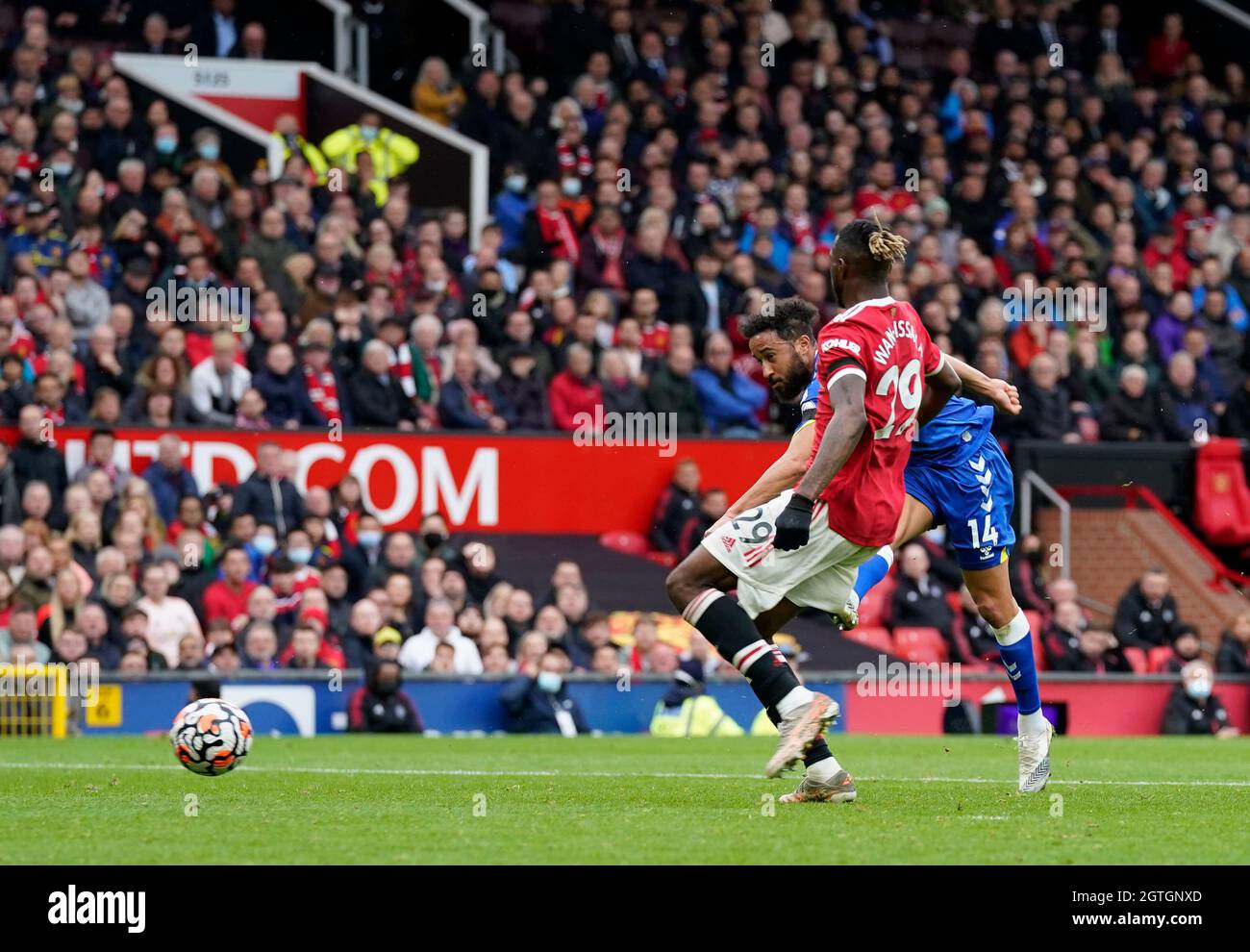 Manchester, Großbritannien. Oktober 2021. Andros Townsend von Everton schießt und schießt das Ausgleichstor während des Premier League-Spiels in Old Trafford, Manchester. Bildnachweis sollte lauten: Andrew Yates / Sportimage Stockfoto