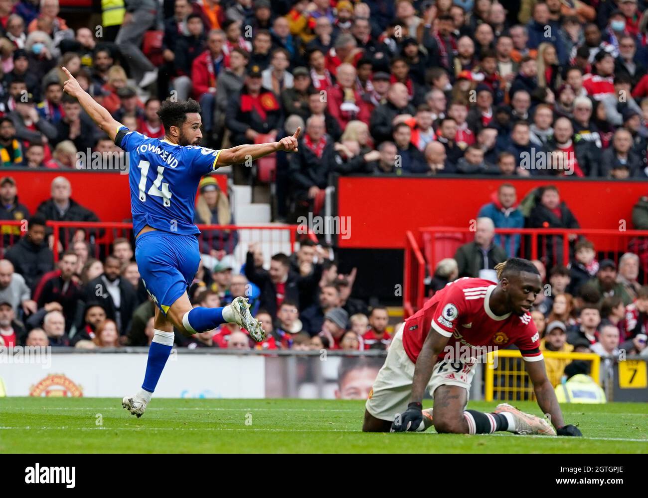 Manchester, Großbritannien. Oktober 2021. Andros Townsend von Everton schießt und schießt das Ausgleichstor während des Premier League-Spiels in Old Trafford, Manchester. Bildnachweis sollte lauten: Andrew Yates / Sportimage Stockfoto
