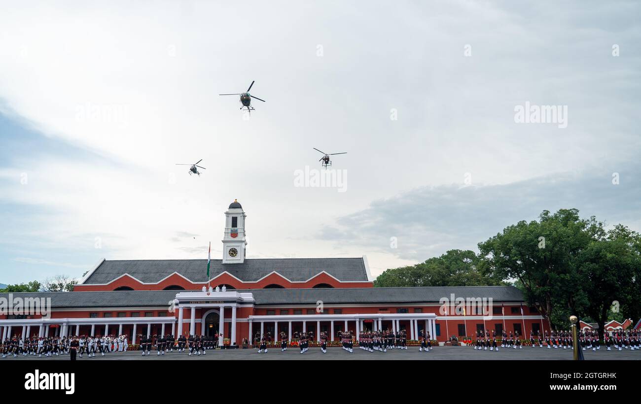 Indian Airforce Helicopter bei einem indischen Armeeoffizier, der die Parade an der Indian Military Academy IMA umgeht. Stockfoto