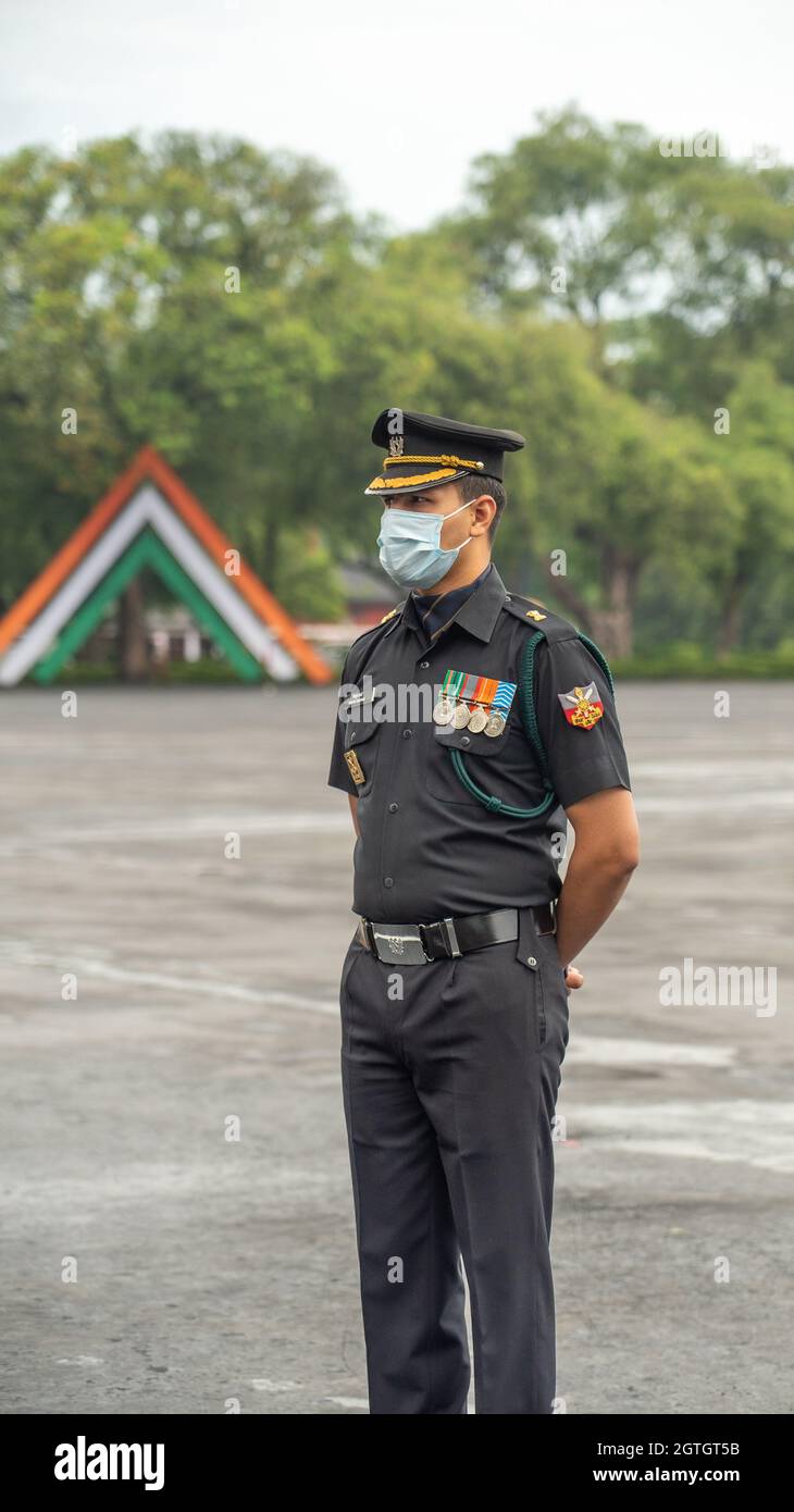 Dehradun, Uttarakhand Indien 15. August 2021. Ein indischer Armeeoffizier bei der Parade, die nach 18-monatiger harter Ausbildung an der Indian Military Academy IMA vorbeiging. Hochwertige Apple prores 4k Zeitlupe. Stockfoto