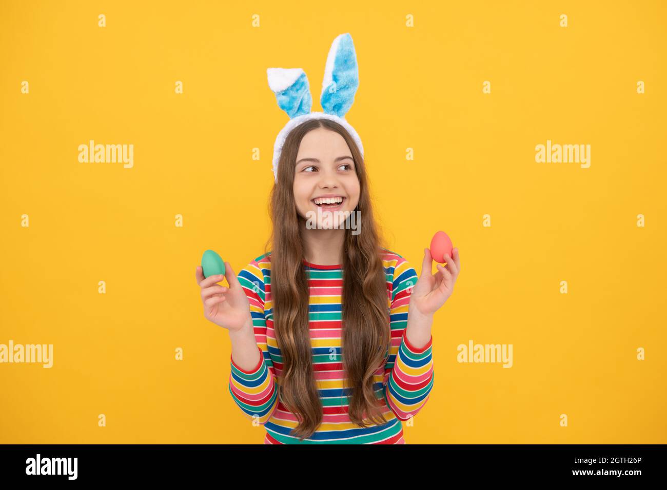 Urlaub Grüße. Glückliche Teenager-Mädchen tragen Hasenohren. Frohe Ostern. Kindheit Glück. Stockfoto