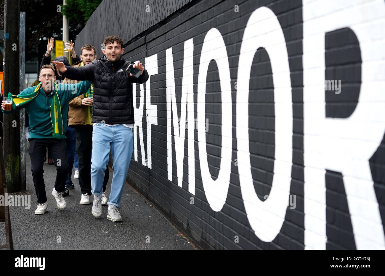 Die Fans kommen zum Premier League-Spiel in Turf Moor, Burnley. Bilddatum: Samstag, 2. Oktober 2021. Stockfoto