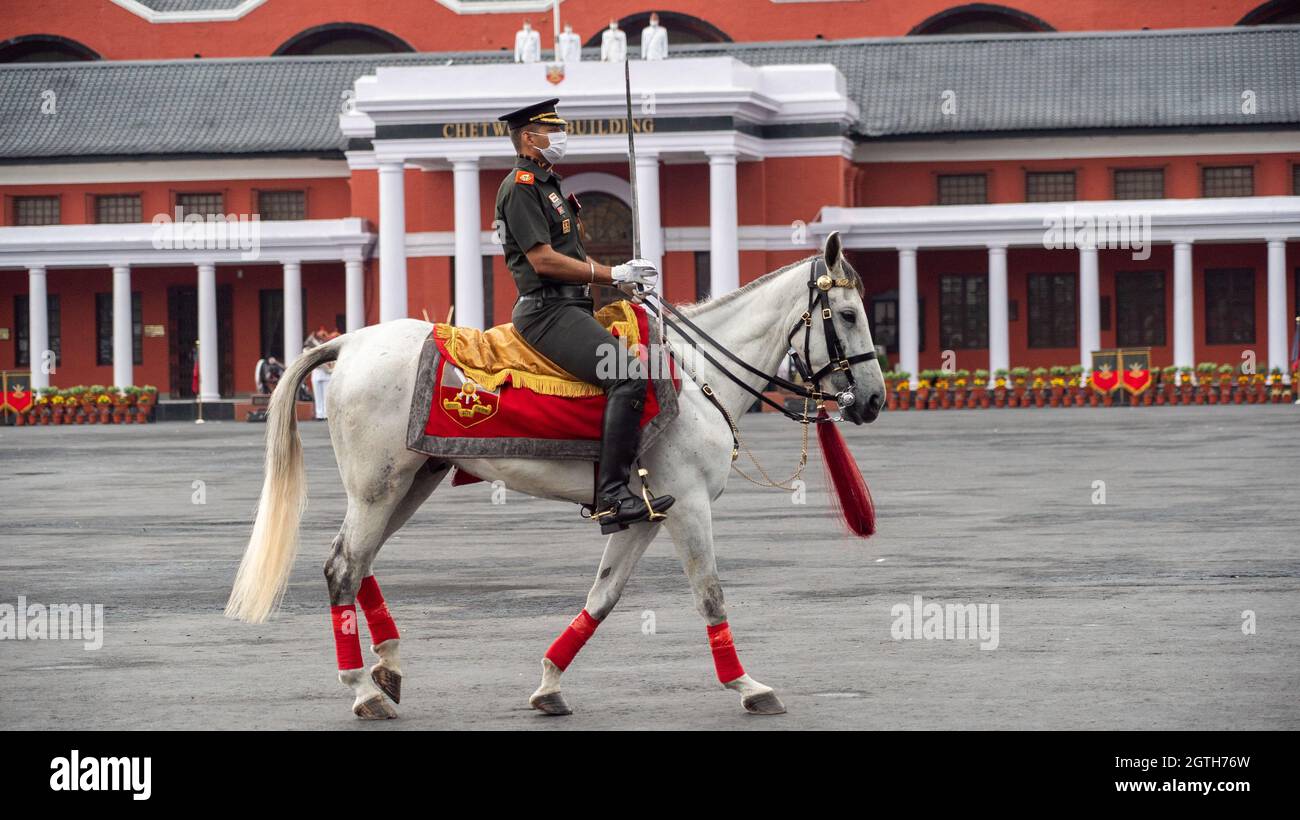 Dehradun, Uttarakhand Indien 15. August 2021. Paradekommandant auf dem Pferd im indischen Armeeoffizier, der die Parade an der indischen Militärakademie IMA vergibt. Stockfoto