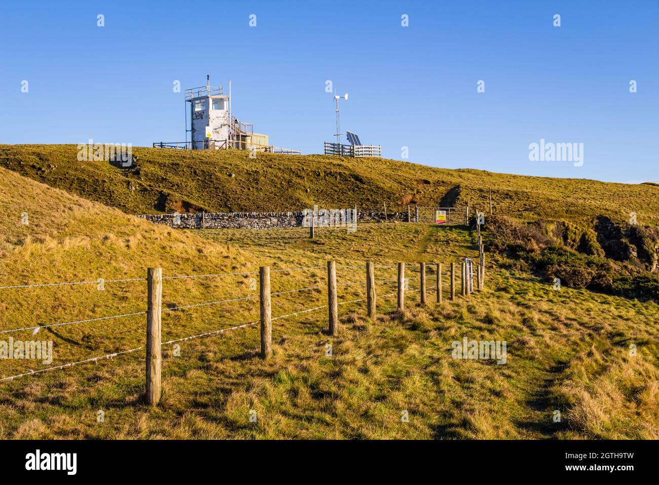 Ein Küstenpfad, ein militärischer Wachturm und ein Schießstand in Torrs Point, Kirkcudbright, Dumfries und Galloway, Schottland Stockfoto
