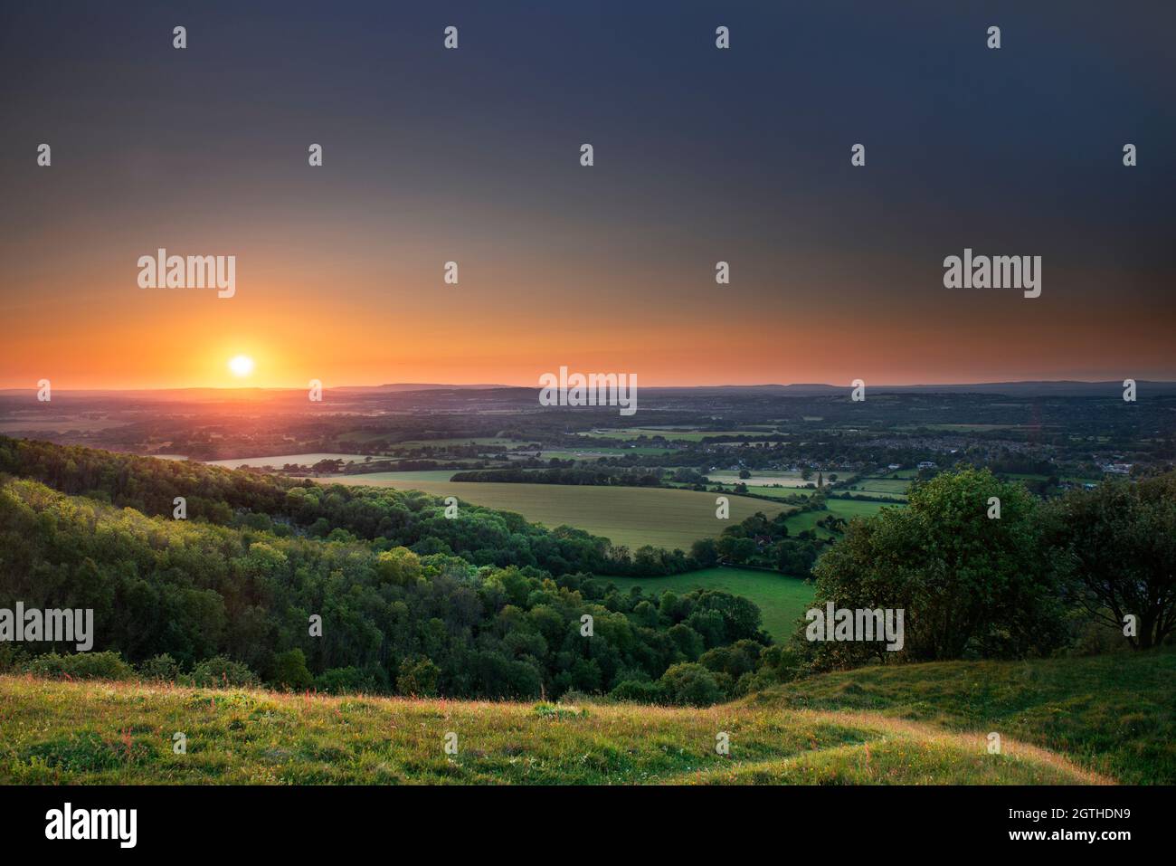 Blick auf Storrington, Amberley und den Sussex Weald, bei Sonnenuntergang, West Sussex, England, Großbritannien Stockfoto