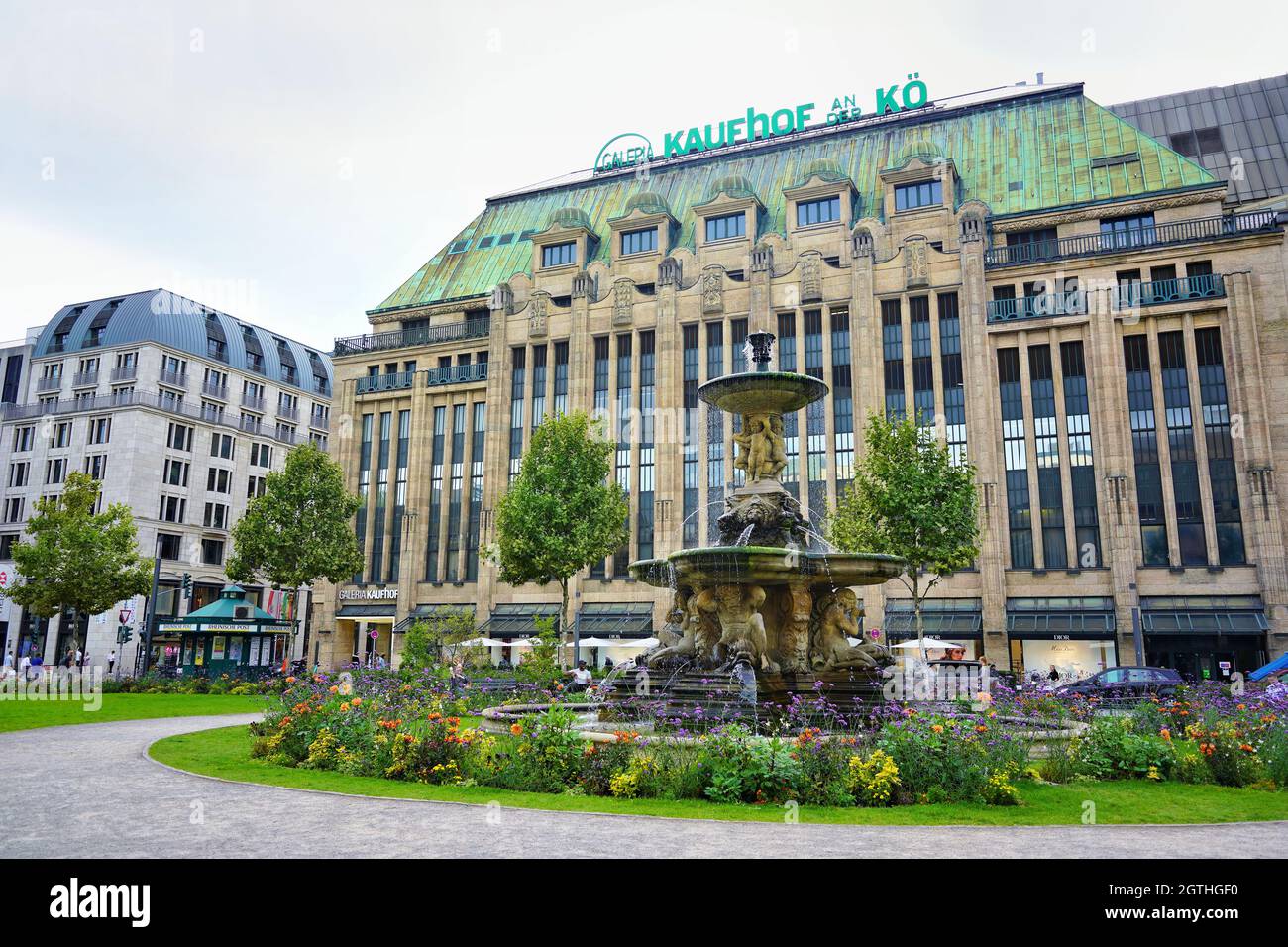 Weitwinkelansicht des historischen Kaufhofs an der Kö mit Cornelius-Brunnen in Düsseldorf. Die Galerie Kaufhof ist eine deutsche Kaufhauskette. Stockfoto