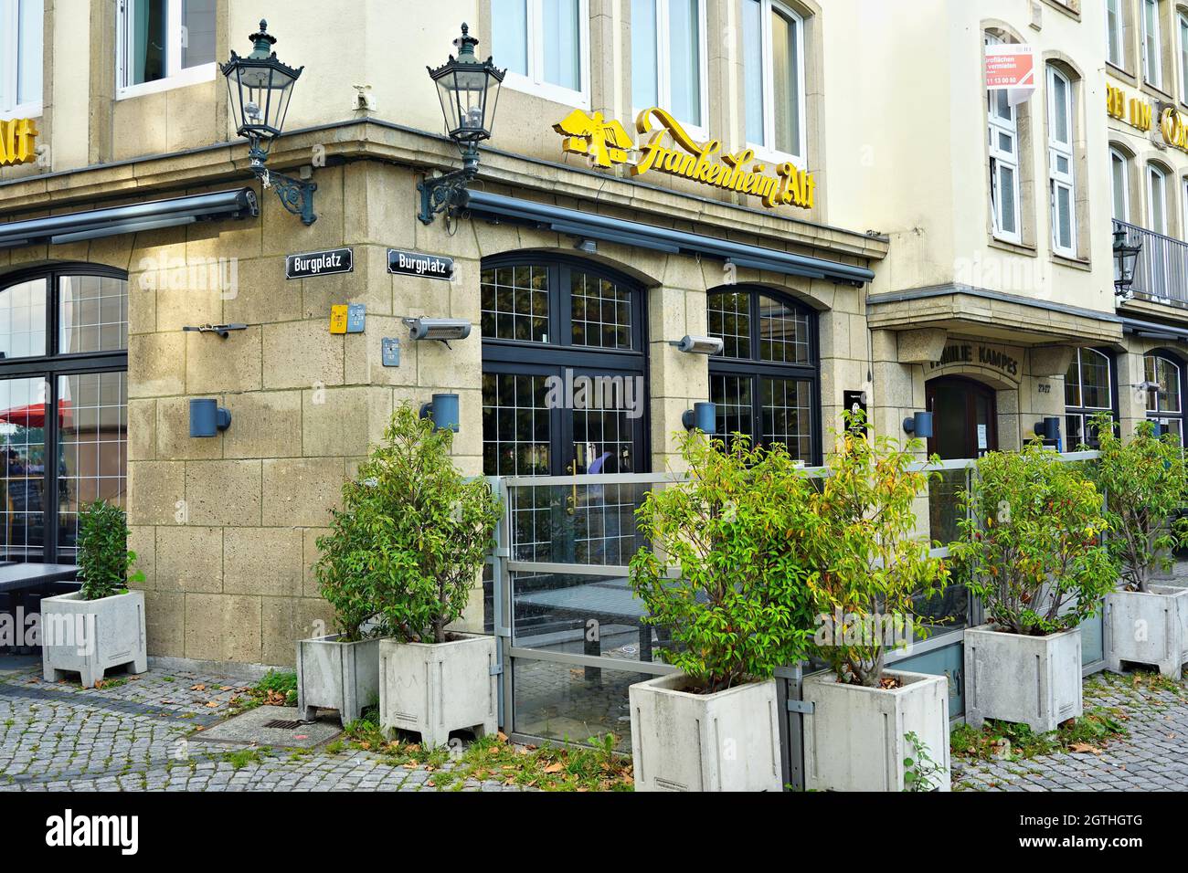 Brauerei-Restaurant außen am Burgplatz in der beliebten Touristengegend Altstadt in der Nähe des Rheins. „Frankenheim Alt“ ist eine berühmte lokale Biermarke. Stockfoto
