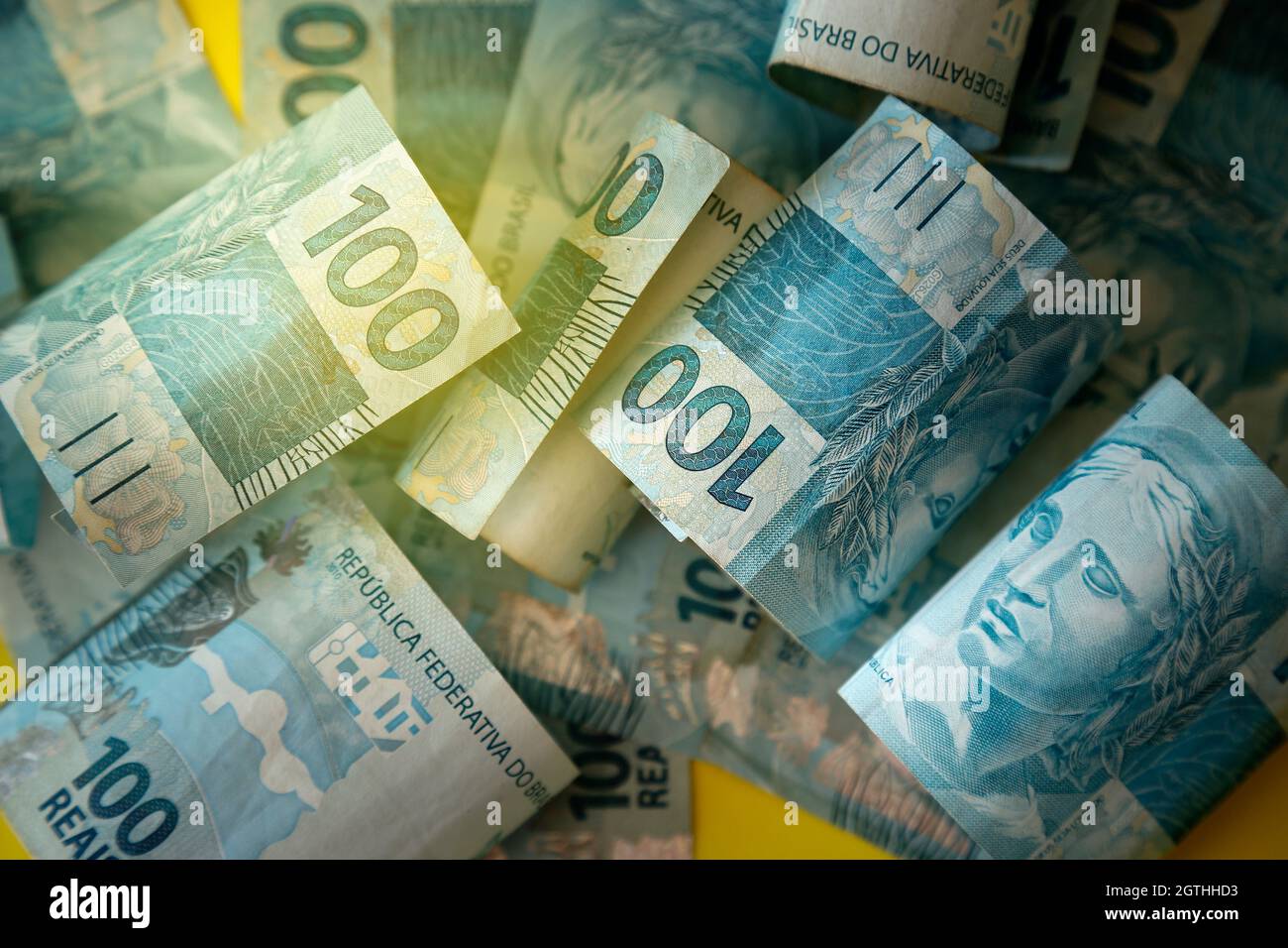 Brasilien Geld gestapelt - Detail in hundert reais Rechnungen - brasilianische Geld-Konzept Stockfoto