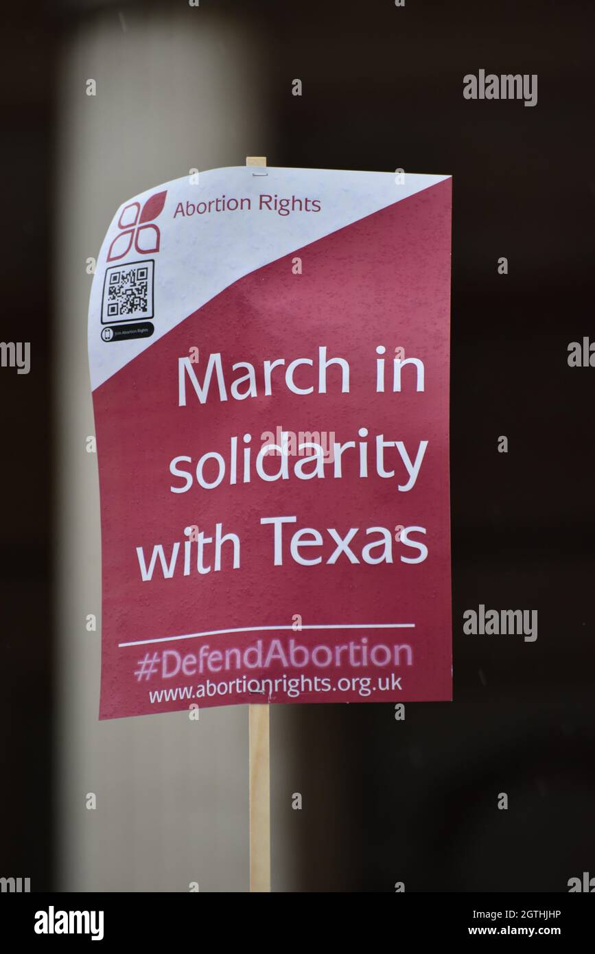 London, Großbritannien. 2. Oktober 2021. Unterstützer der Frauenrechte marschierten zur Unterstützung der Proteste in den USA gegen das neue Abtreibungsgesetz in Texas. Demonstranten marschierten durch das Zentrum Londons zur US-Botschaft. Quelle: Andrea Domeniconi/Alamy Live News Stockfoto