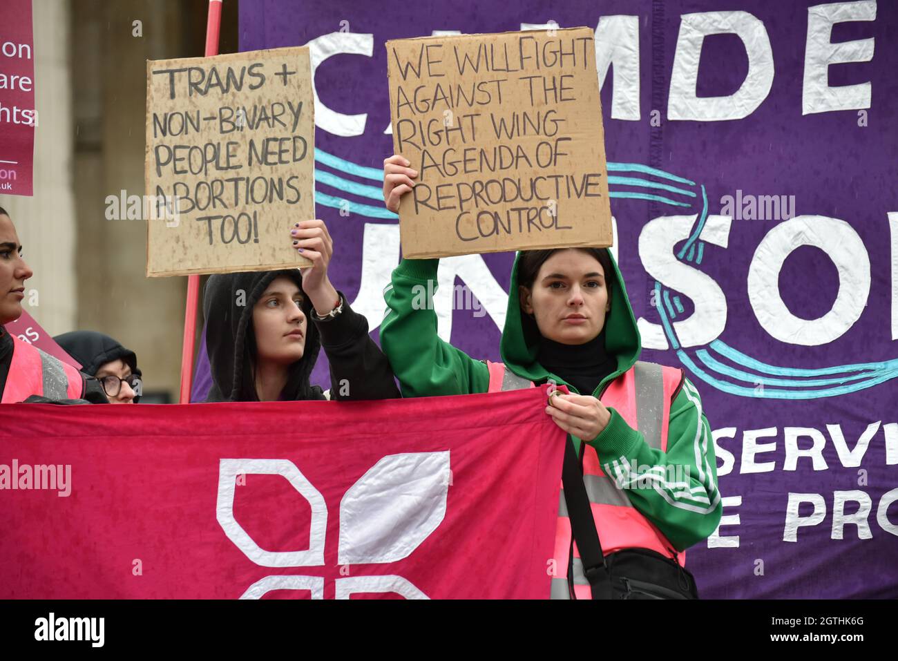 London, Großbritannien. 2. Oktober 2021. Unterstützer der Frauenrechte marschierten zur Unterstützung der Proteste in den USA gegen das neue Abtreibungsgesetz in Texas. Demonstranten marschierten durch das Zentrum Londons zur US-Botschaft. Quelle: Andrea Domeniconi/Alamy Live News Stockfoto