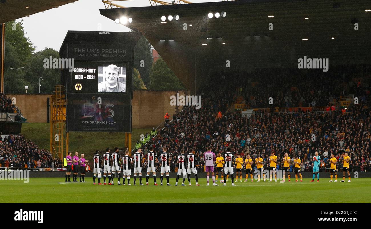 Wolverhampton, England, 2. Oktober 2021. Ein Minutenapplaus für den ehemaligen Liverpooler Spieler Roger Hunt, der Anfang dieser Woche während des Spiels der Premier League in Molineux, Wolverhampton, starb. Bildnachweis sollte lauten: Darren Staples / Sportimage Stockfoto