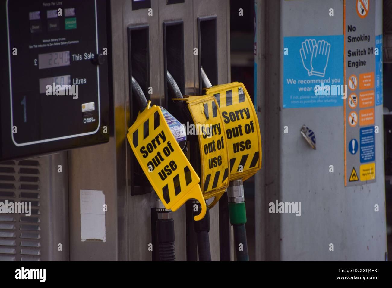 London, Großbritannien. Oktober 2021. Schilder „Sorry, out of use“ decken die Zapfsäulen an einer Texaco-Station im Zentrum von London ab. An vielen Tankstellen ist aufgrund des Mangels an Lkw-Fahrern im Zusammenhang mit dem Brexit und des panischen Kaufs Benzin ausgelaufen. Kredit: Vuk Valcic / Alamy Live Nachrichten Stockfoto