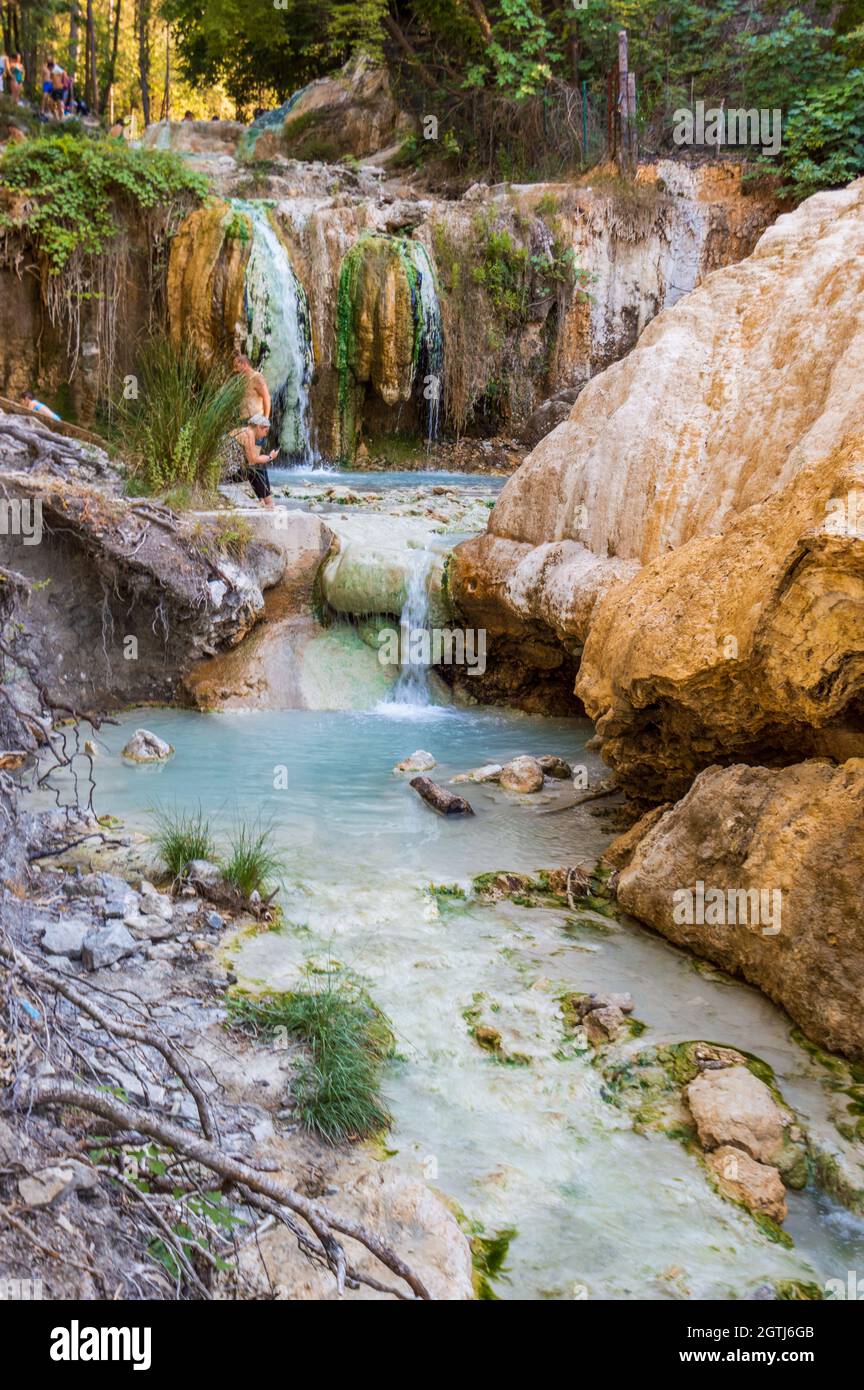 Die 'Bagni di San Filippo', natürliche Thermalwoters in einem Wald in der Toskana Stockfoto