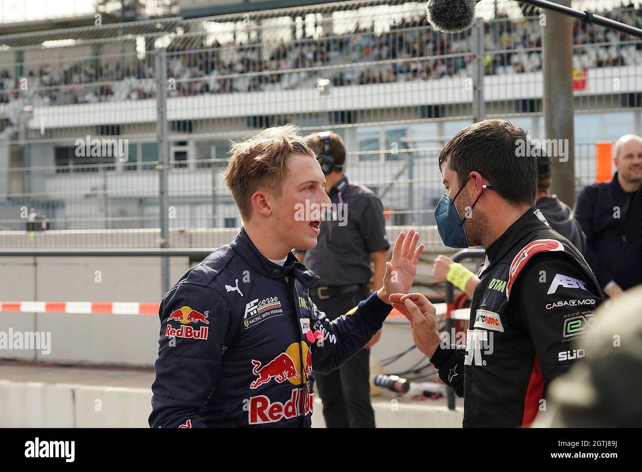 02.10.2021, Hockenheimring, Hockenheim, DTM 2021, Hockenheimring, 01.10. - 03.10.2021, auf dem Bild Liam Lawson (NZL # 30), Red Bull AF Course mit Mike Rockenfeller (DEU # 9), Team Abt Sportsline, über das Überholmanöver. Stockfoto