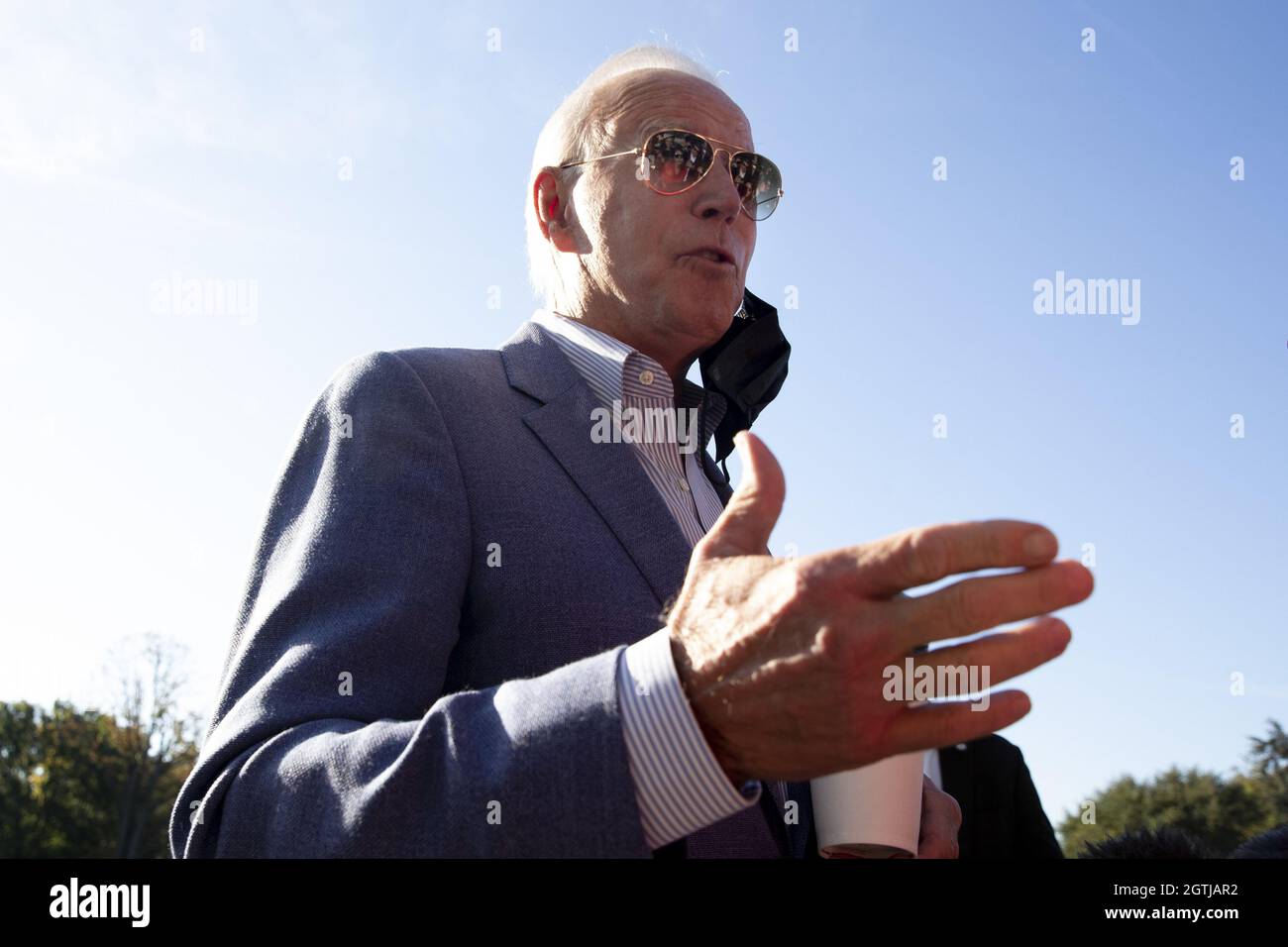 Präsident Joe Biden hält vor seiner Abreise vom South Lawn des Weißen Hauses durch Marine One in Washington, DC, am Samstag, den 2. Oktober, 2021. Biden reist für das Wochenende nach Wilmington, Delaware. Foto von Michael Reynolds/UPI Stockfoto