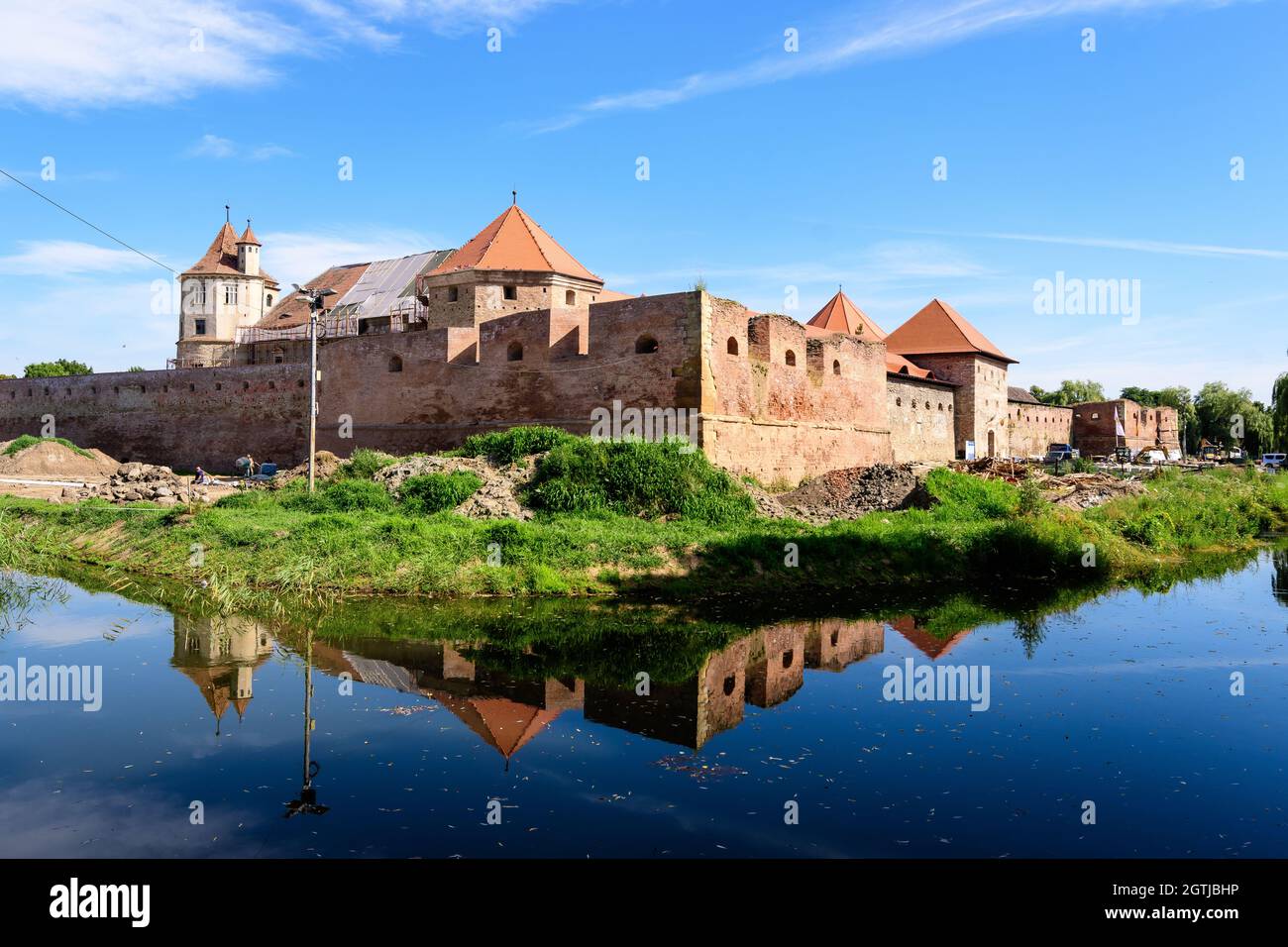 Renovierte alte historische Gebäude der Festung Fagaras (Cetatea Fagaras) während der Renovierungsarbeiten an einem sonnigen Sommertag, in Siebenbürgen (Transsilvania Stockfoto