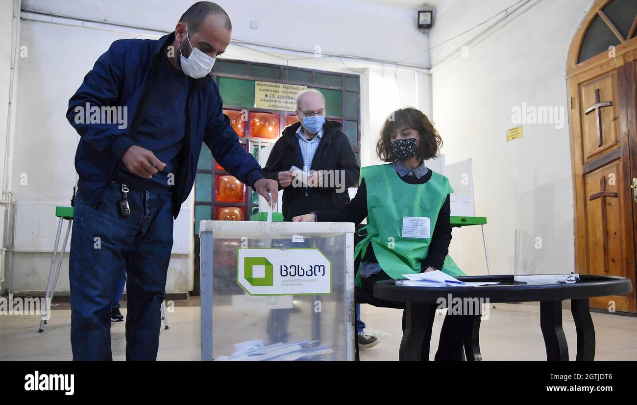 Tiflis, Georgien. Oktober 2021. Ein Mann wählt in einem Wahllokal in Tiflis am 2. Oktober 2021. Georgien am Samstag hielt Kommunalwahlen, um 64 Bürgermeister und 2,068 Mitglieder des stadtrats zu wählen. Quelle: Kulumbegashvili Tamuna/Xinhua/Alamy Live News Stockfoto