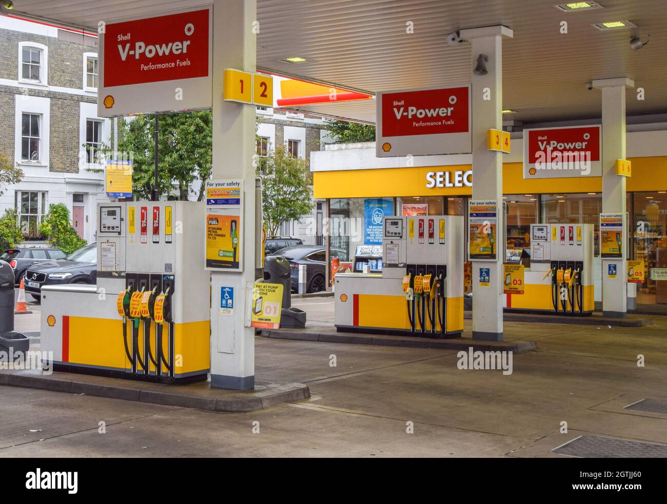 London, Großbritannien. 2. Oktober 2021. Schilder „Sorry, out of use“ decken die Benzinpumpen an einer Shell-Station in Islington ab. An vielen Tankstellen ist aufgrund des Mangels an Lkw-Fahrern im Zusammenhang mit dem Brexit und des panischen Kaufs Benzin ausgelaufen. Stockfoto