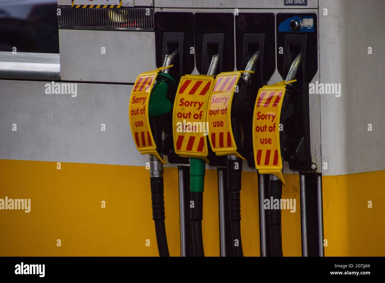 London, Großbritannien. 2. Oktober 2021. Schilder „Sorry, out of use“ decken die Benzinpumpen an einer Shell-Station in Islington ab. An vielen Tankstellen ist aufgrund des Mangels an Lkw-Fahrern im Zusammenhang mit dem Brexit und des panischen Kaufs Benzin ausgelaufen. Stockfoto