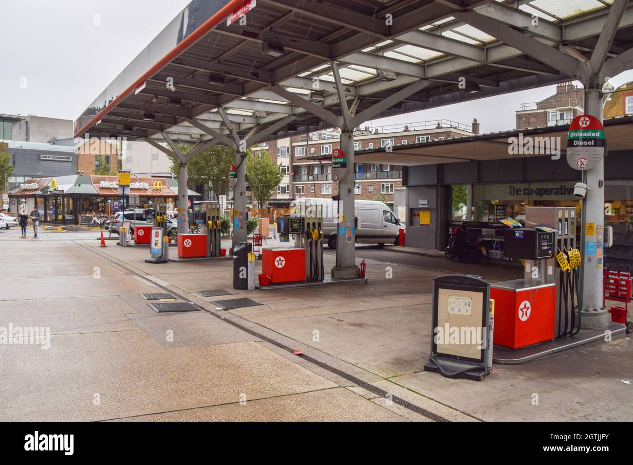 London, Großbritannien. Oktober 2021. Eine leere Texaco-Station im Zentrum von London. An vielen Tankstellen ist aufgrund des Mangels an Lkw-Fahrern im Zusammenhang mit dem Brexit und des panischen Kaufs Benzin ausgelaufen. Stockfoto