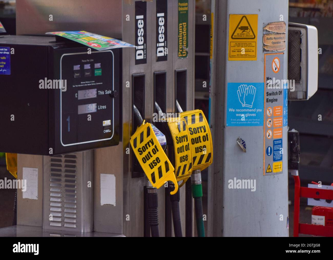 London, Großbritannien. Oktober 2021. Schilder „Sorry, out of use“ decken die Zapfsäulen an einer Texaco-Station im Zentrum von London ab. An vielen Tankstellen ist aufgrund des Mangels an Lkw-Fahrern im Zusammenhang mit dem Brexit und des panischen Kaufs Benzin ausgelaufen. Stockfoto