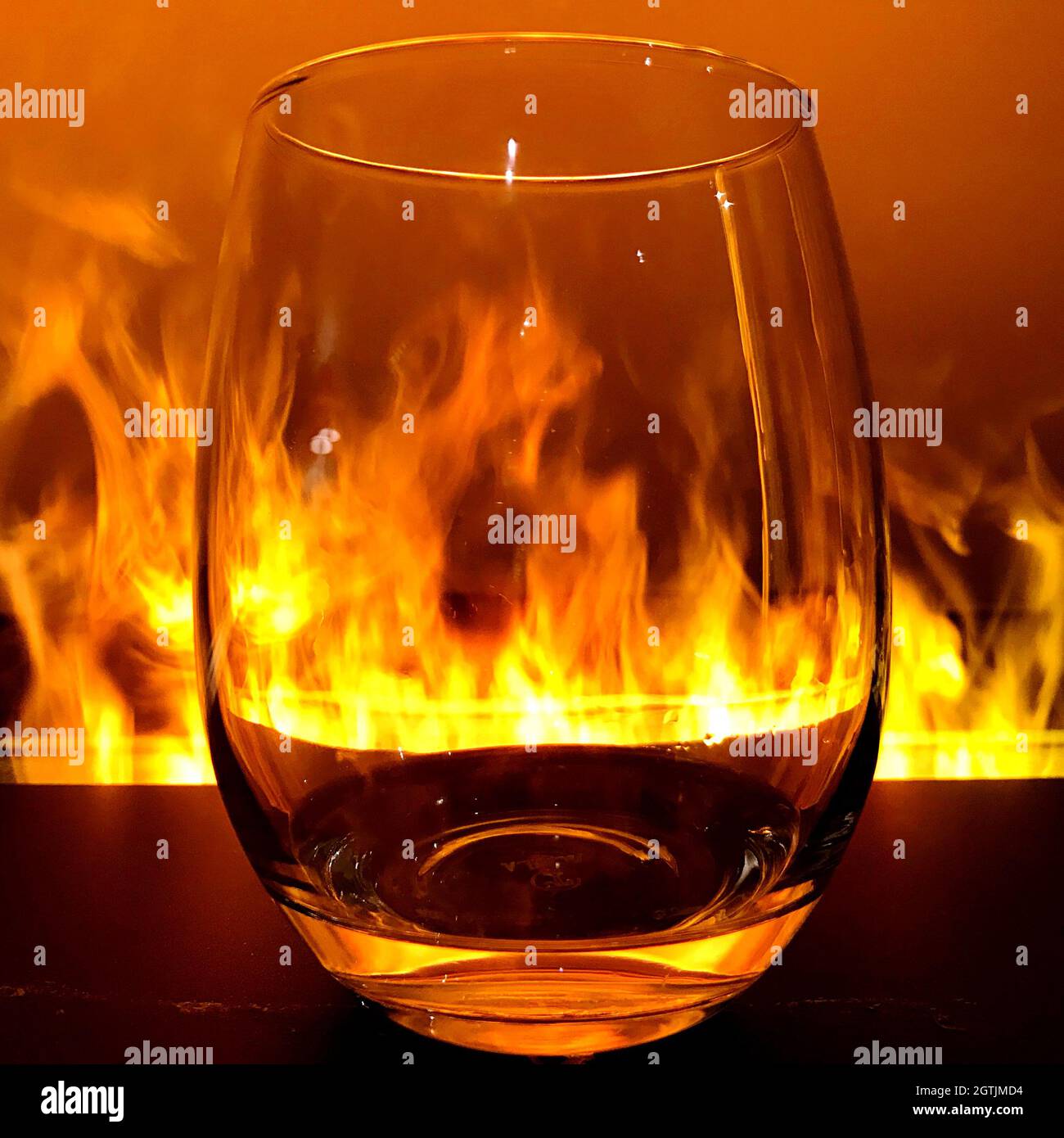 Licht Gebogen Durch Glas Vor Dem Feuer Stockfotografie - Alamy